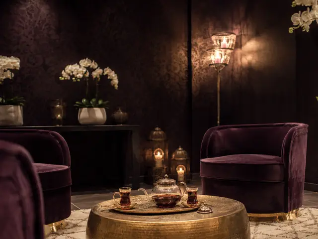 Kadife koltuklu, çay masalı bekleme salonu — Kumkapı, Masaj Salonun